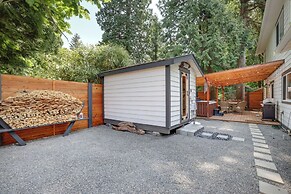 Farmhouse w/ Private Hot Tub < 1 Mile to Birch Bay