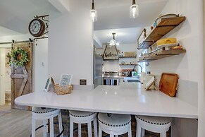 Farmhouse w/ Private Hot Tub < 1 Mile to Birch Bay