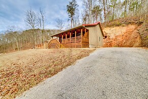 Cozy Waverly Cabin w/ Fireplace & Deck!