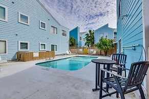 Padre Island Condo w/ Pool Access - Walk to Beach!