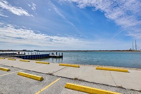 Padre Island Condo w/ Pool Access - Walk to Beach!