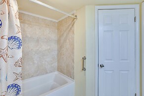 Padre Island Condo w/ Pool Access - Walk to Beach!