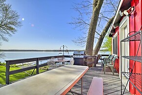 Hilltop Green Lake Home: Dock, Kayaks, Views!