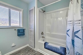 Gold Beach Home w/ Hot Tub, 1/4 Mi to Beach!