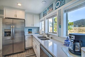 Gold Beach Home w/ Hot Tub, 1/4 Mi to Beach!