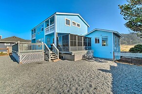 Gold Beach Home w/ Hot Tub, 1/4 Mi to Beach!