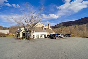 Lookout Deck + Mtn Views: Banner Elk Condo!