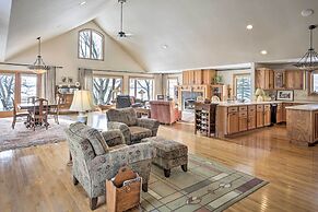 Pet-friendly Family Home Situated on Green Lake!