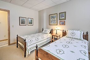 Pet-friendly Family Home Situated on Green Lake!