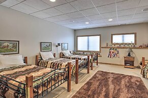 Pet-friendly Family Home Situated on Green Lake!