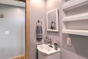 Studio w/ Loft, Hot Tub & Views in Marshall!