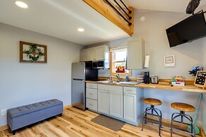 Studio w/ Loft, Hot Tub & Views in Marshall!
