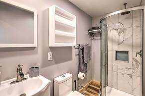 Studio w/ Loft, Hot Tub & Views in Marshall!