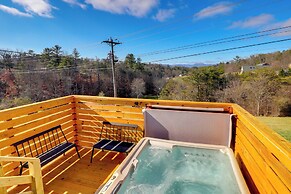 Studio w/ Loft, Hot Tub & Views in Marshall!