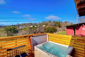 Studio w/ Loft, Hot Tub & Views in Marshall!