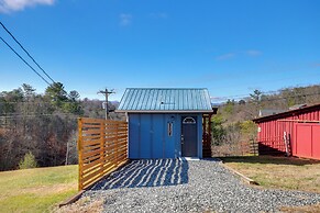 Studio w/ Loft, Hot Tub & Views in Marshall!