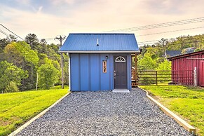 Studio w/ Loft, Hot Tub & Views in Marshall!