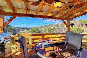 Studio w/ Loft, Hot Tub & Views in Marshall!