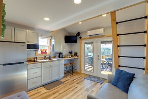 Studio w/ Loft, Hot Tub & Views in Marshall!