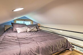 Studio w/ Loft, Hot Tub & Views in Marshall!