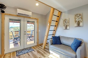 Studio w/ Loft, Hot Tub & Views in Marshall!