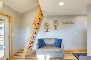 Studio w/ Loft, Hot Tub & Views in Marshall!