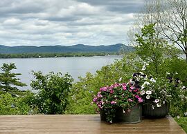 Ossipee Lake Cottage w/ Screened Porch & Fire Pit!