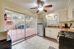 Cute Home w/ Patio ~ 7 Mi to Dtwn Pittsburgh