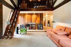 Peaceful Applegate River Valley Sanctuary!