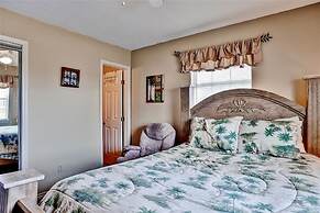 Walk to Shore & Restaurants: Surfside Beach Home!