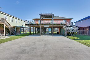 Walk to Shore & Restaurants: Surfside Beach Home!