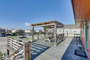 Walk to Shore & Restaurants: Surfside Beach Home!