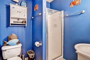 Walk to Shore & Restaurants: Surfside Beach Home!