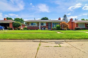 Detroit Home w/ Pool & Yard, 15 Mi to Downtown!