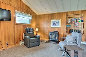 Cozy Franconia Cottage w/ Community Pool & Hot Tub