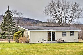 Cozy Franconia Cottage w/ Community Pool & Hot Tub