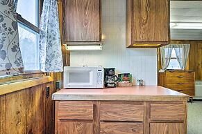 Cozy Franconia Cottage w/ Community Pool & Hot Tub