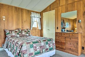 Cozy Franconia Cottage w/ Community Pool & Hot Tub