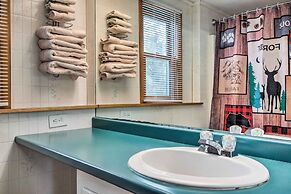 Cozy Franconia Cottage w/ Community Pool & Hot Tub