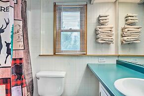 Cozy Franconia Cottage w/ Community Pool & Hot Tub