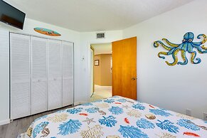 Bright & Sunny Florida Retreat - Walk to Beach!