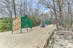 Welcoming Poconos Retreat w/ Deck & Pool Access