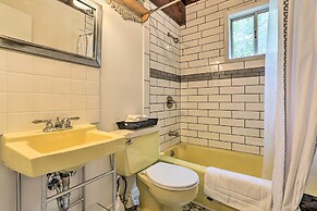 Welcoming Poconos Retreat w/ Deck & Pool Access