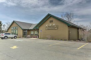 Welcoming Poconos Retreat w/ Deck & Pool Access