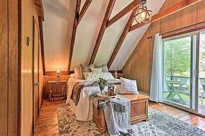 Welcoming Poconos Retreat w/ Deck & Pool Access