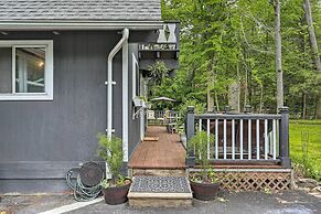 Welcoming Poconos Retreat w/ Deck & Pool Access