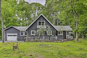 Welcoming Poconos Retreat w/ Deck & Pool Access