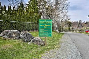 Welcoming Poconos Retreat w/ Deck & Pool Access