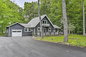 Welcoming Poconos Retreat w/ Deck & Pool Access
