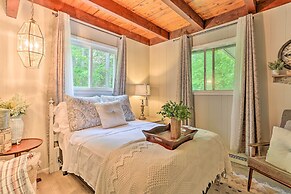 Welcoming Poconos Retreat w/ Deck & Pool Access